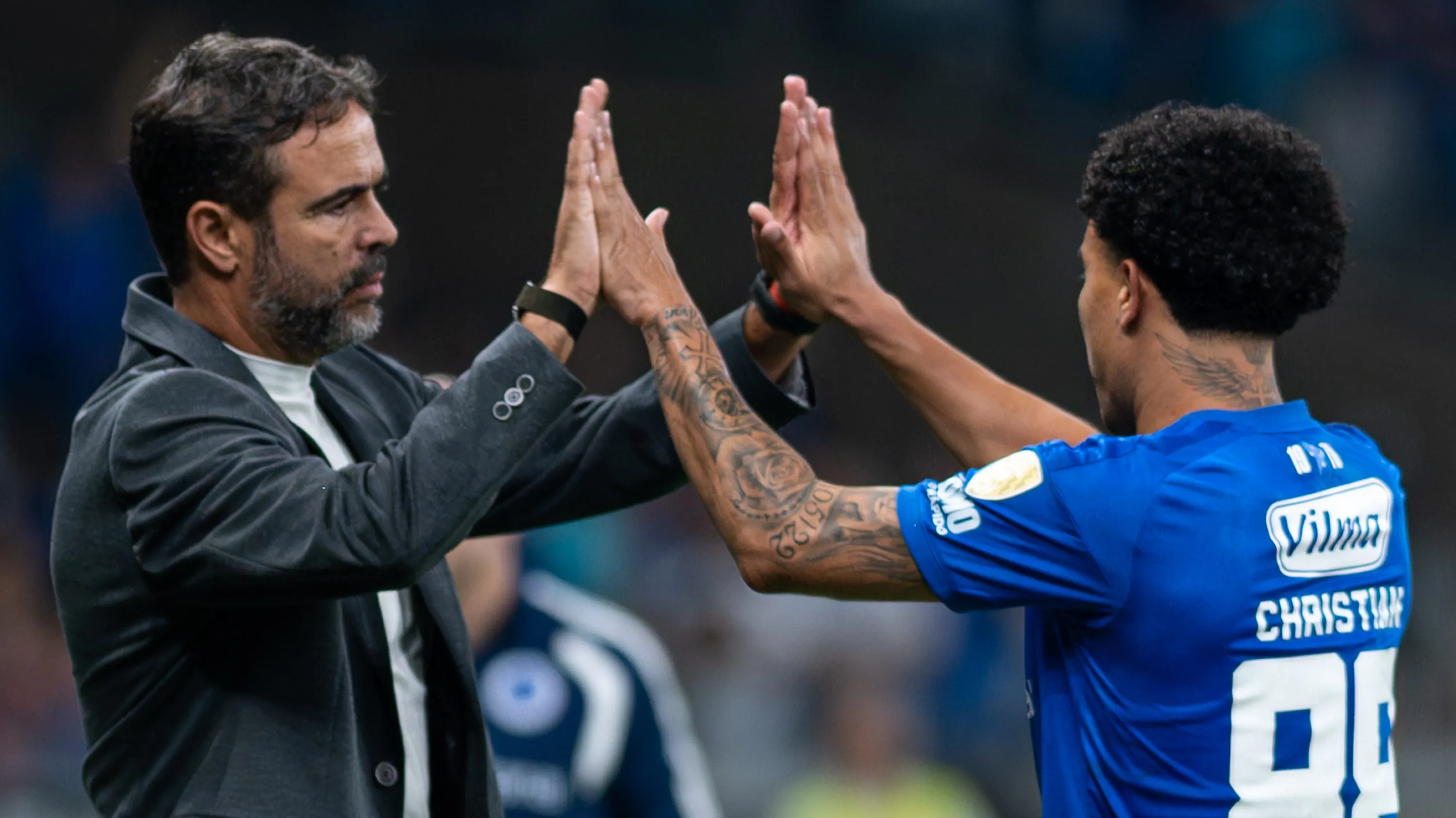 Christian cumprimentando o técnico Artur Jorge em jogo do Cruzeiro