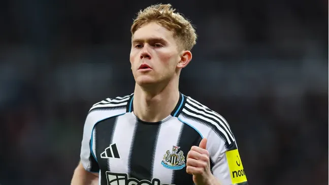 Lewis Hall em jogo do Newcastle (IMAGO / Every Second Media)