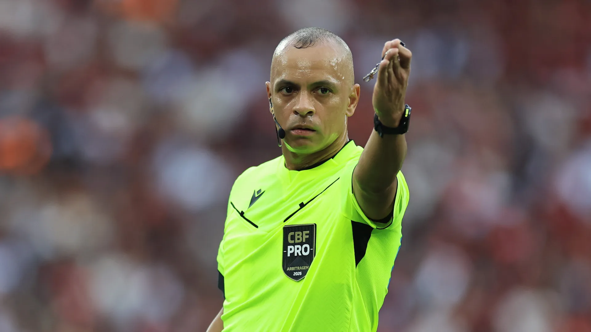 Wilton Pereira Sampaio apita jogo do Brasileirão