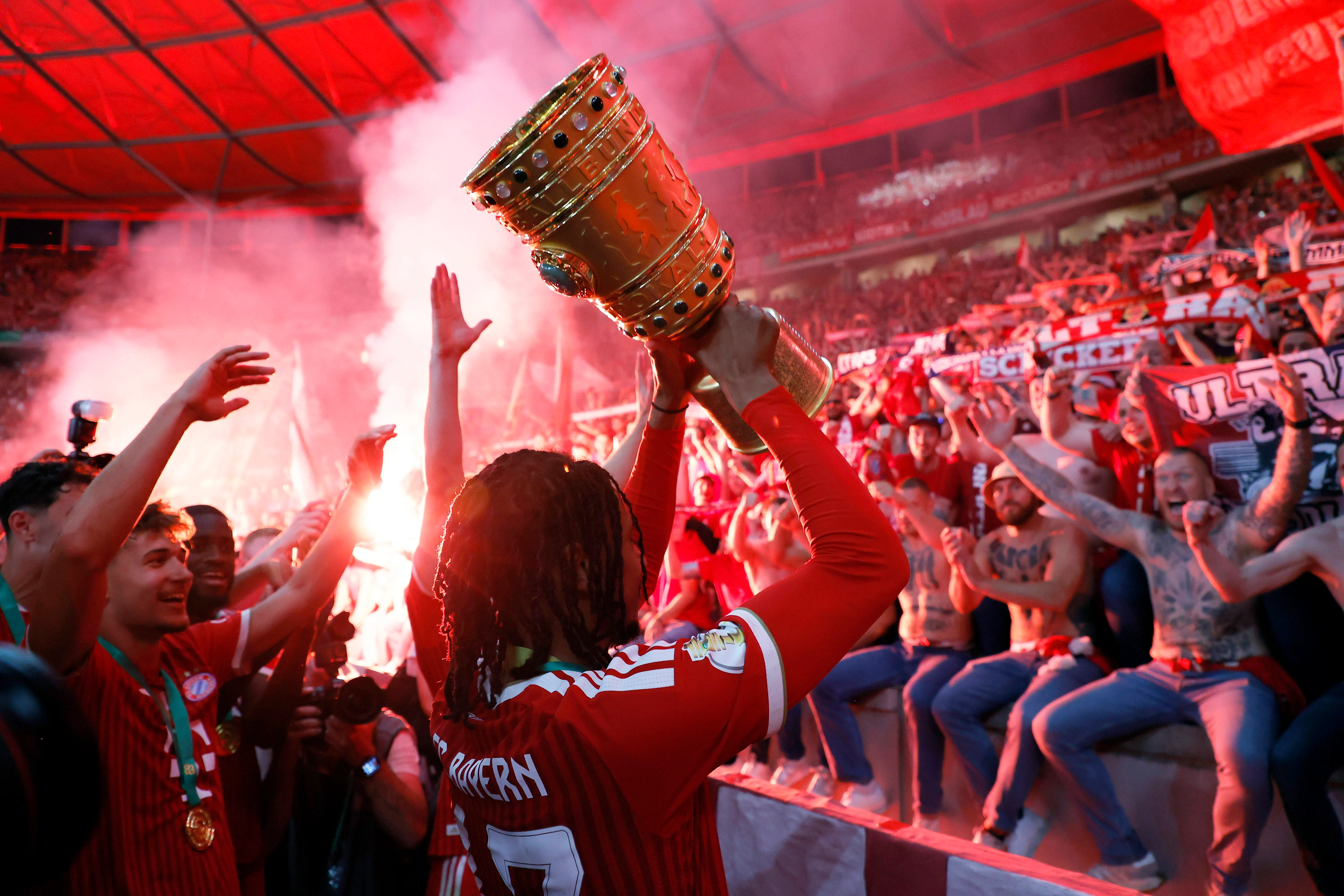 Michael Olise na cerimônia de premiação com a Copa DFB e os torcedores Final da Copa DFB 2026, em Berlim. Foto: IMAGO / Laci Perenyi