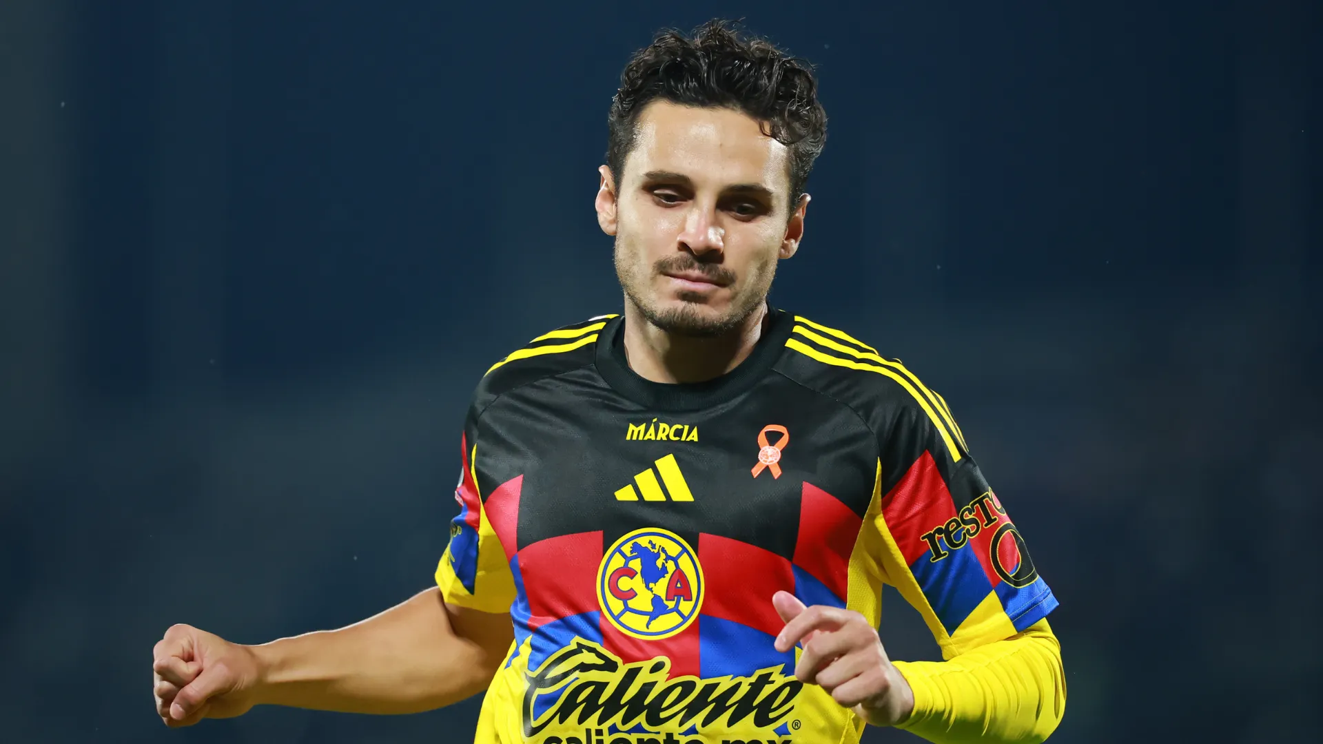 Raphael Veiga corre em jogo do América