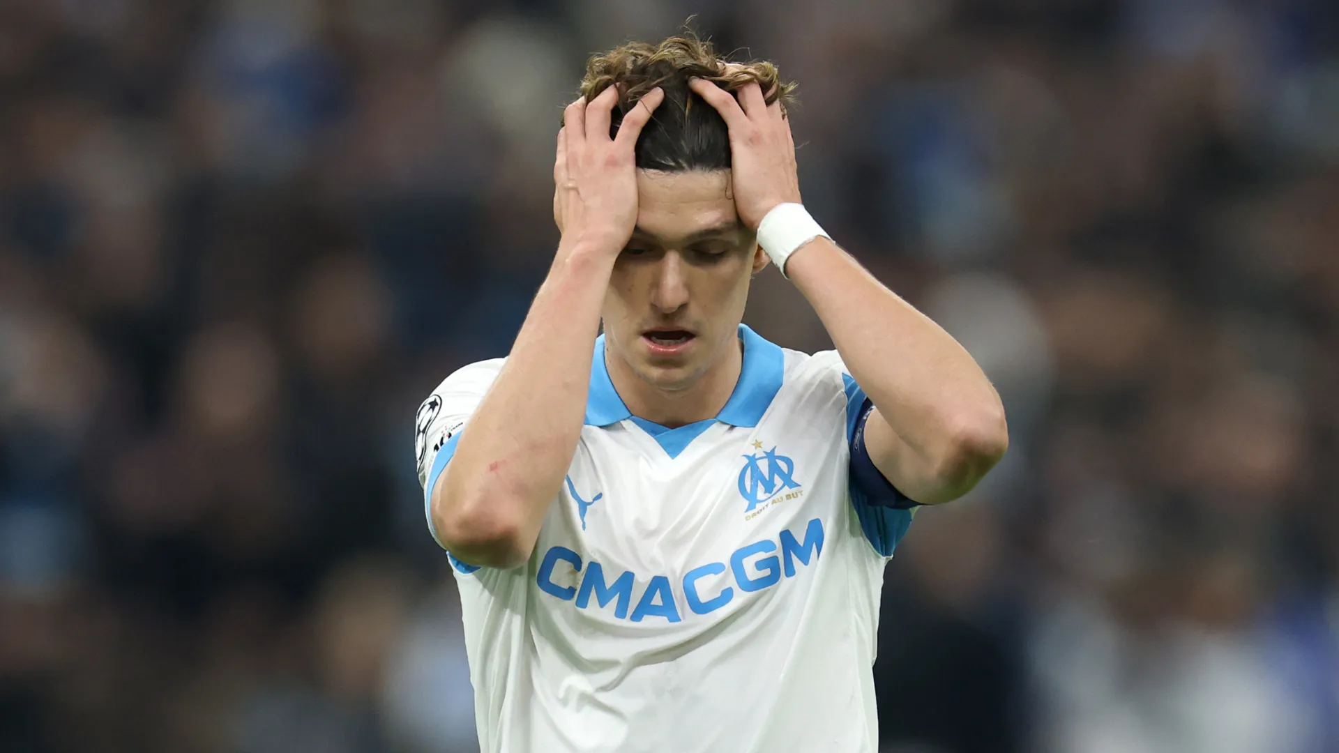 Leonardo Balerdi lamenta durante jogo do Olympique de Marseille