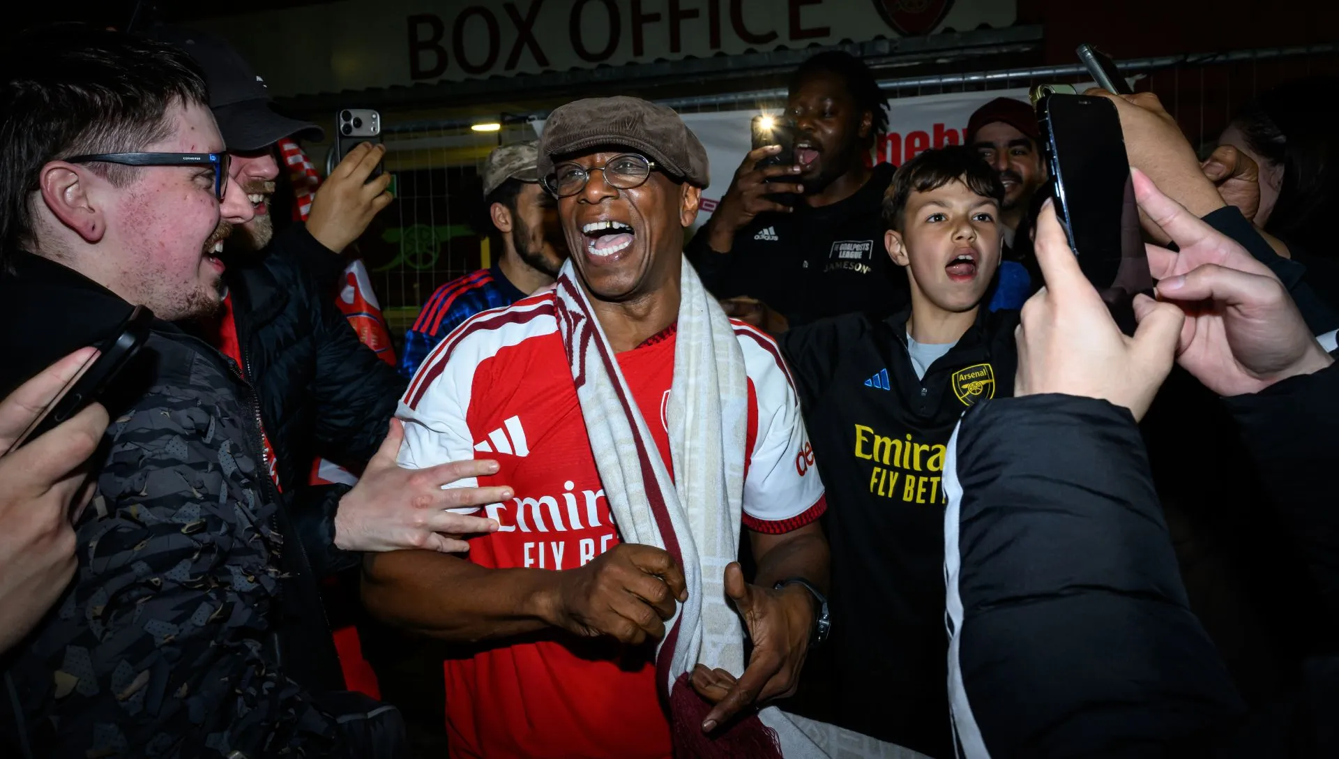 Ian Wright comemora com torcedores do Arsenal. Foto: Leon Neal/Getty Images