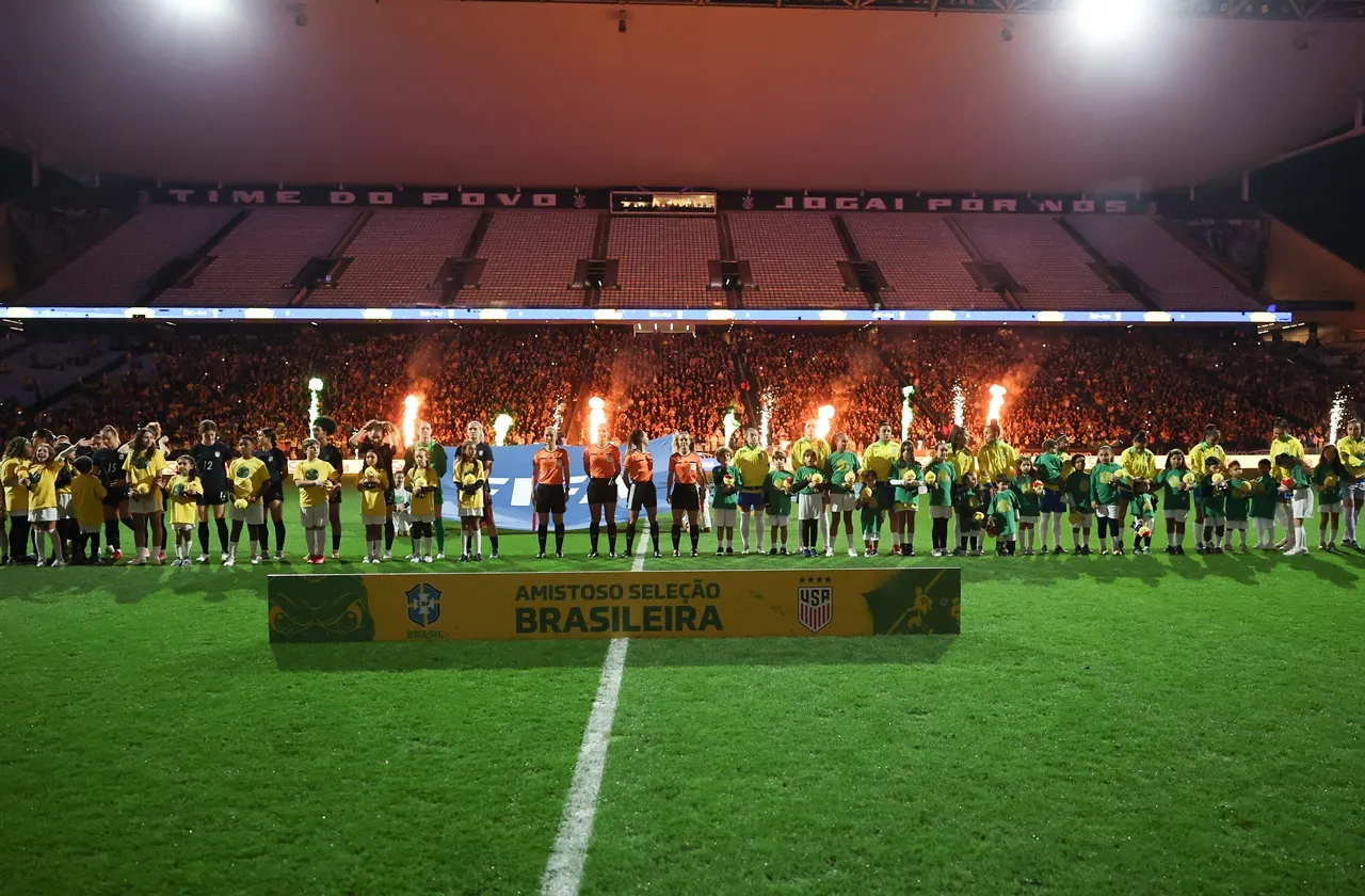 Jogadoras de Brasil e Estados Unidos perfiladas - Foto: Lívia Villas Boas/Staff Images