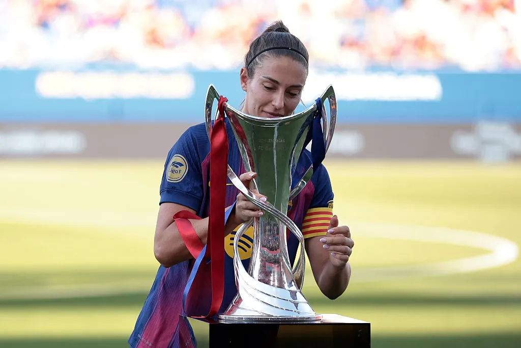 Alexia Putellas com a taça da Women's Champions League - Foto: Eric Alonso/Getty Images