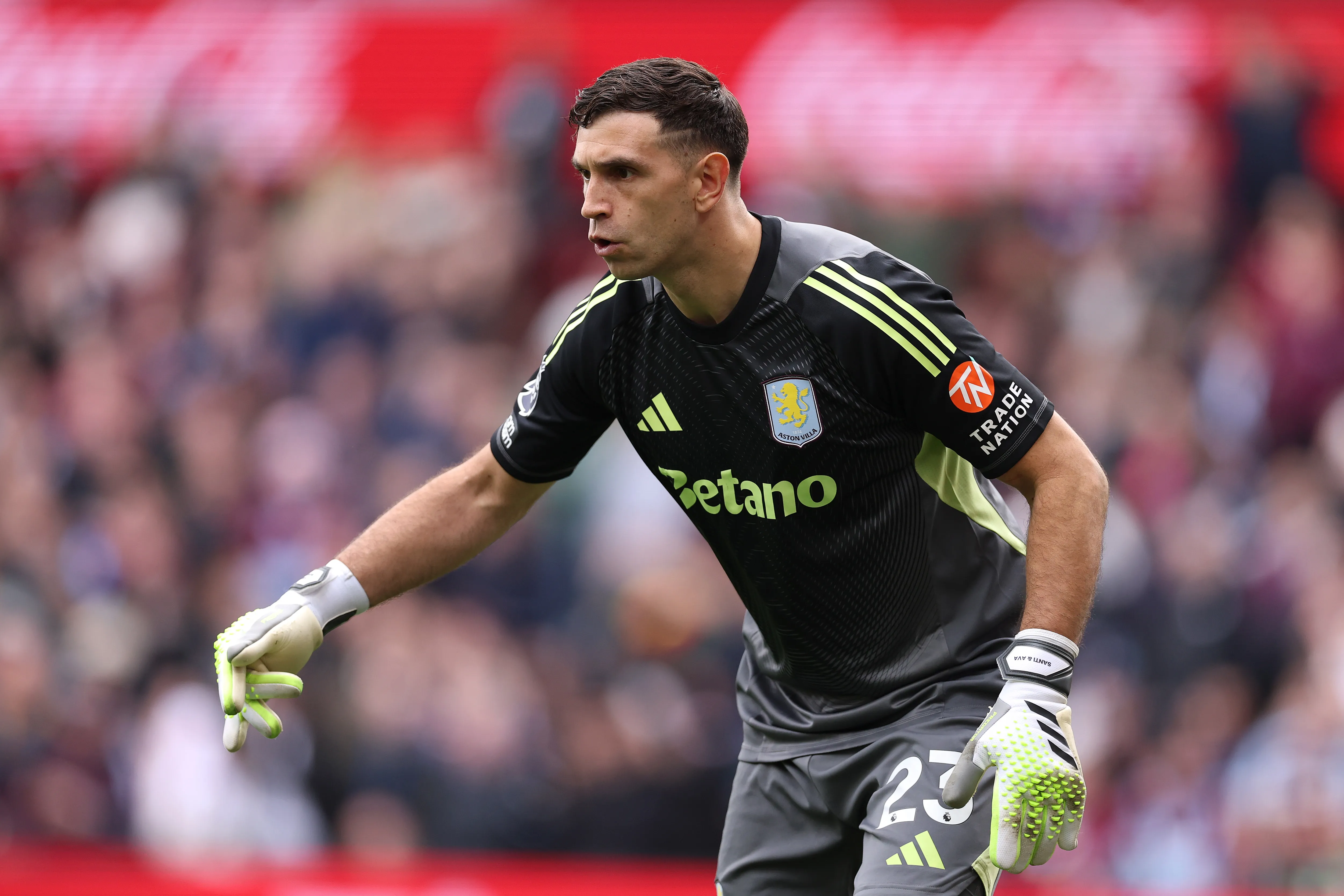 Dibu Martínez em ação pelo Aston Villa. (Foto: Richard Heathcote/Getty Images)