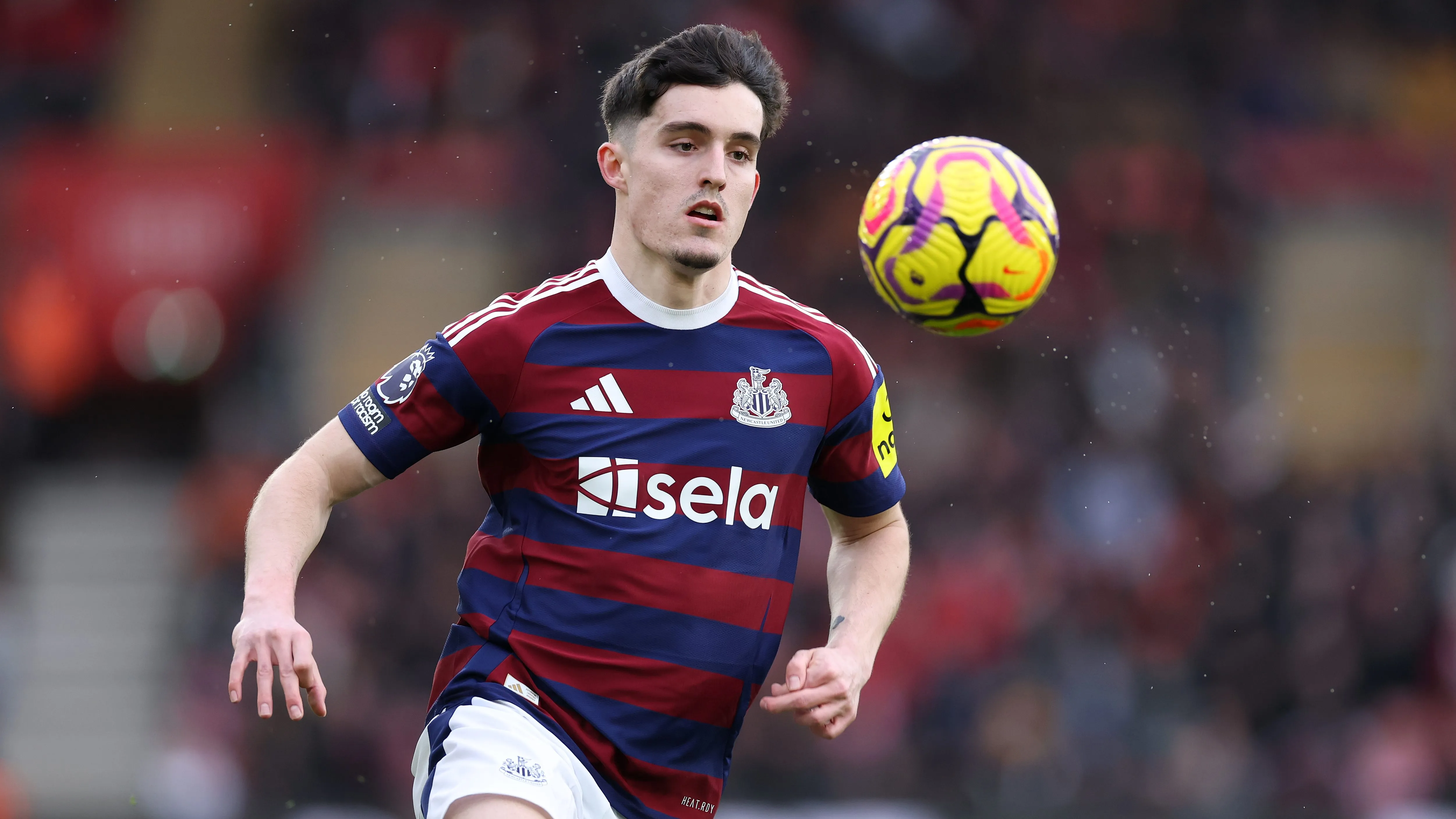 Tino Livramento em jogo do Newcastle