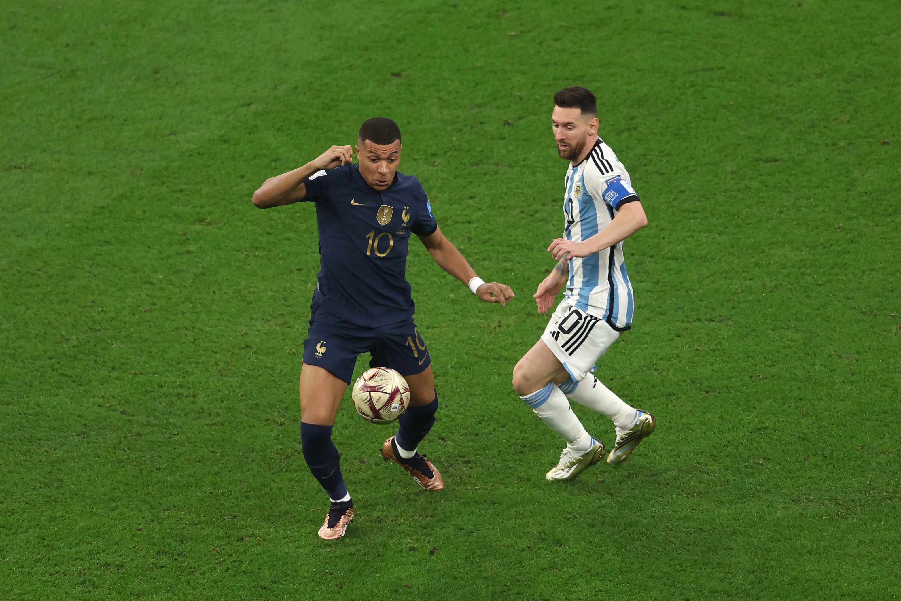 Messi e Kylian Mbappé durante França x Argentina. (Photo by Alex Pantling/Getty Images)