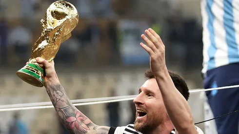 Lionel Messi com o troféu da Copa do Mundo. (Photo by Julian Finney/Getty Images)