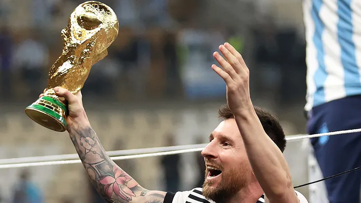 Lionel Messi com o troféu da Copa do Mundo. (Photo by Julian Finney/Getty Images)