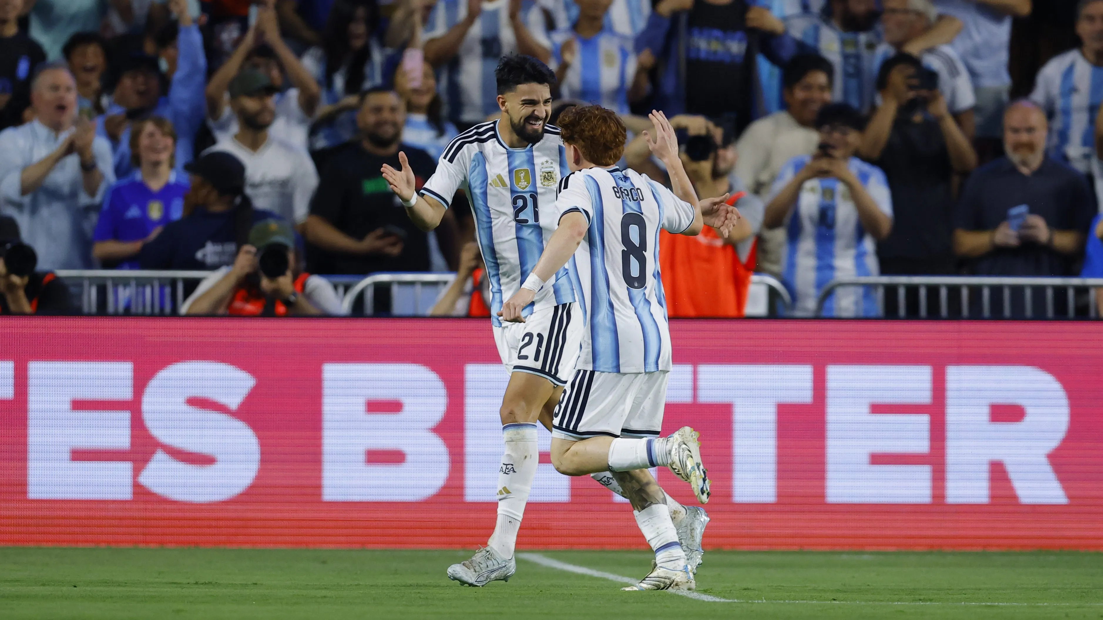 Valentin Barco e Flaco López comemorando gol da Argentina