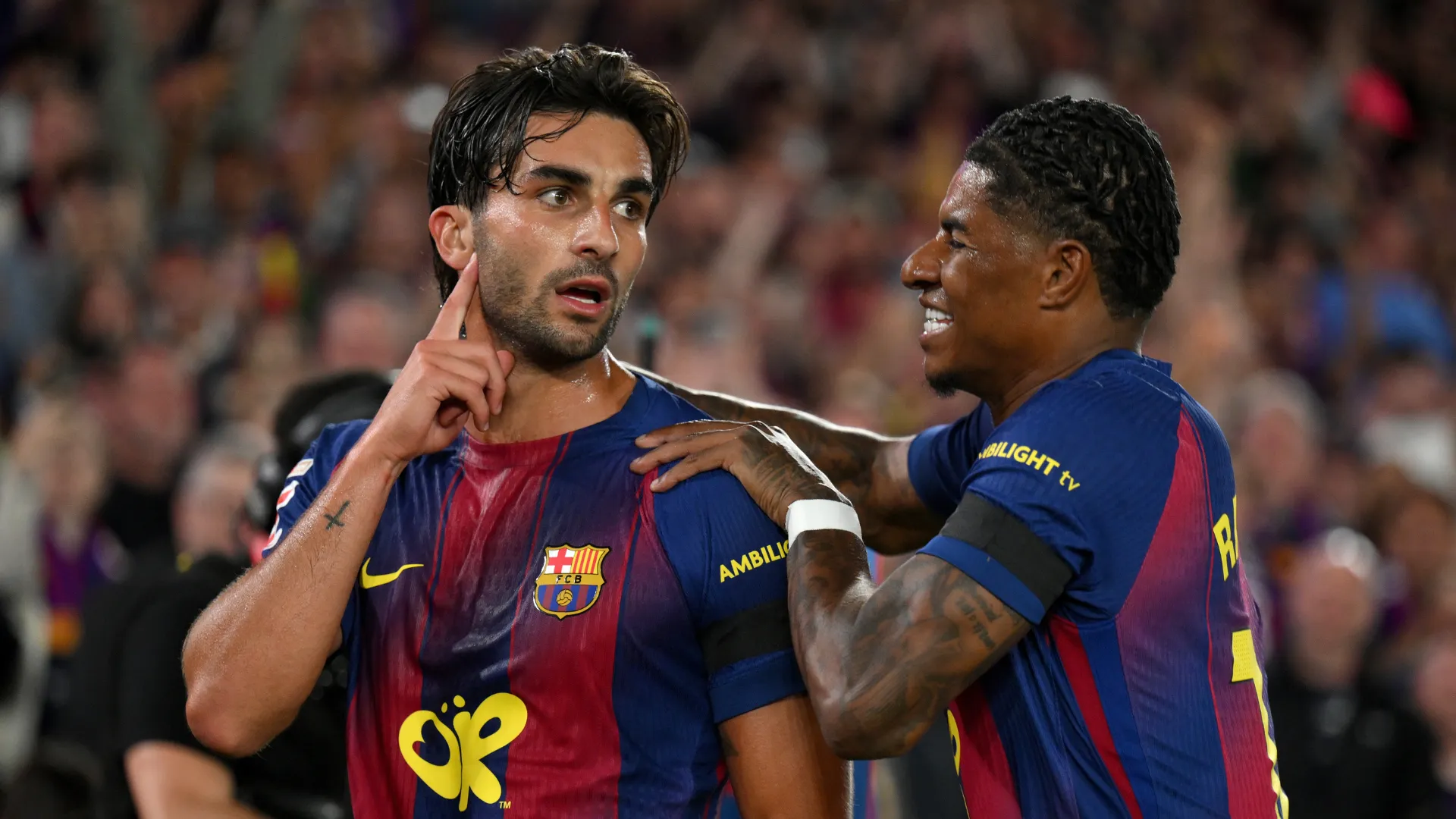 Marcus Rashford comemora ao lado de Ferran Torres