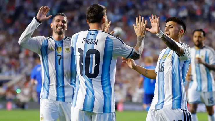 Messi cumprimenta colegas da Argentina após gol marcado (Todd Kirkland/Getty Images)