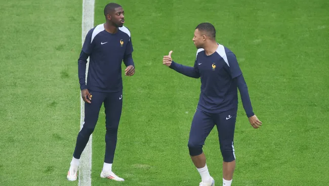 Dembélé e Mbappé, da França, interagem durante treino. Foto: Alex Grimm/Getty Images