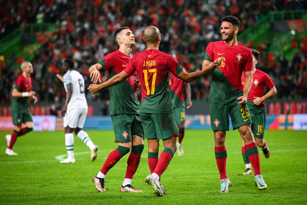 Joao Mario comemora com os companheiros após gol de Portugal contra a Nigéria, em amistoso em 2022 (Foto: Octavio Passos/Getty Images)