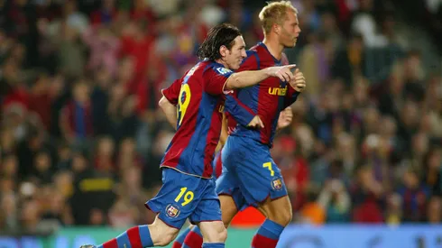 Messi e Gudjohnsen em jogo do Barcelona