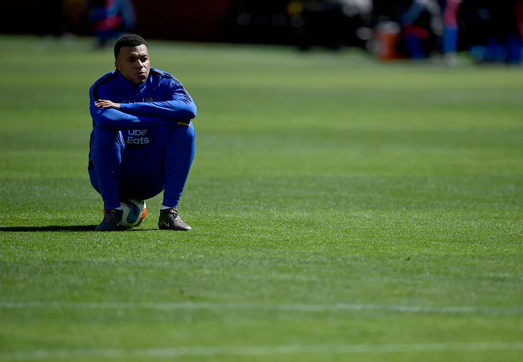 Kylian Mbappe vem sendo alvo de críticas dos torcedores e da imprensa francesa antes da Copa (Foto: Hannah Foslien/Getty Images)