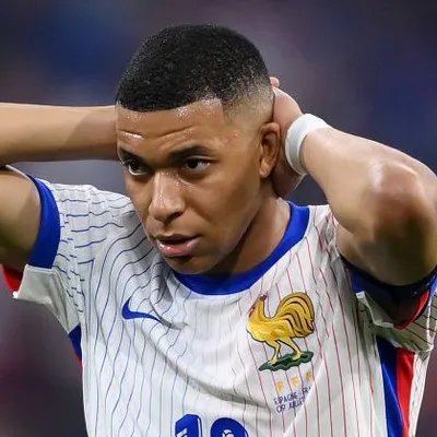 Mbappé enfrenta críticas e pressão antes da estreia da França