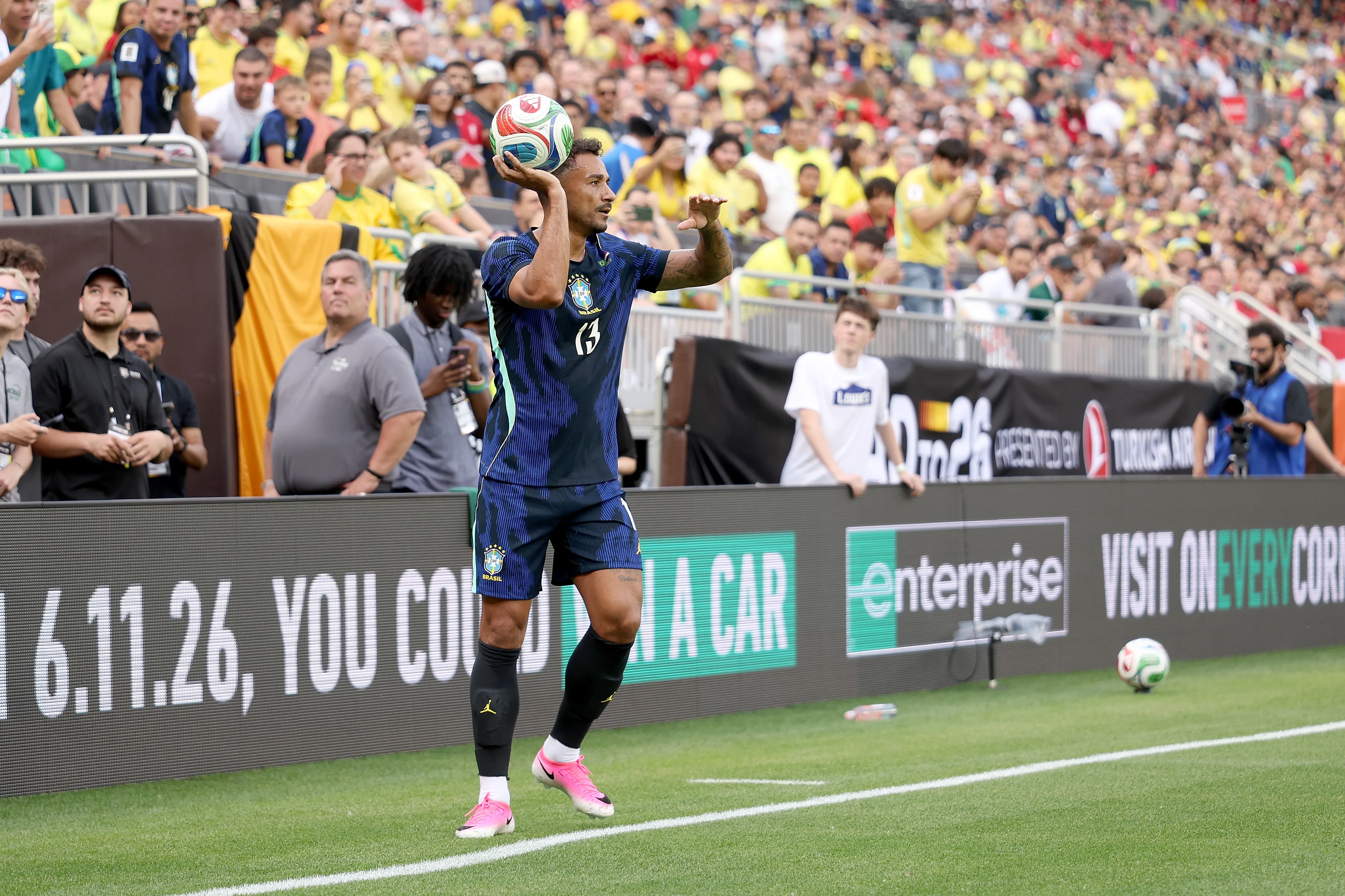 Danilo em campo pela Seleção Brasileira (Foto: Kirk Irwin/Getty Images)