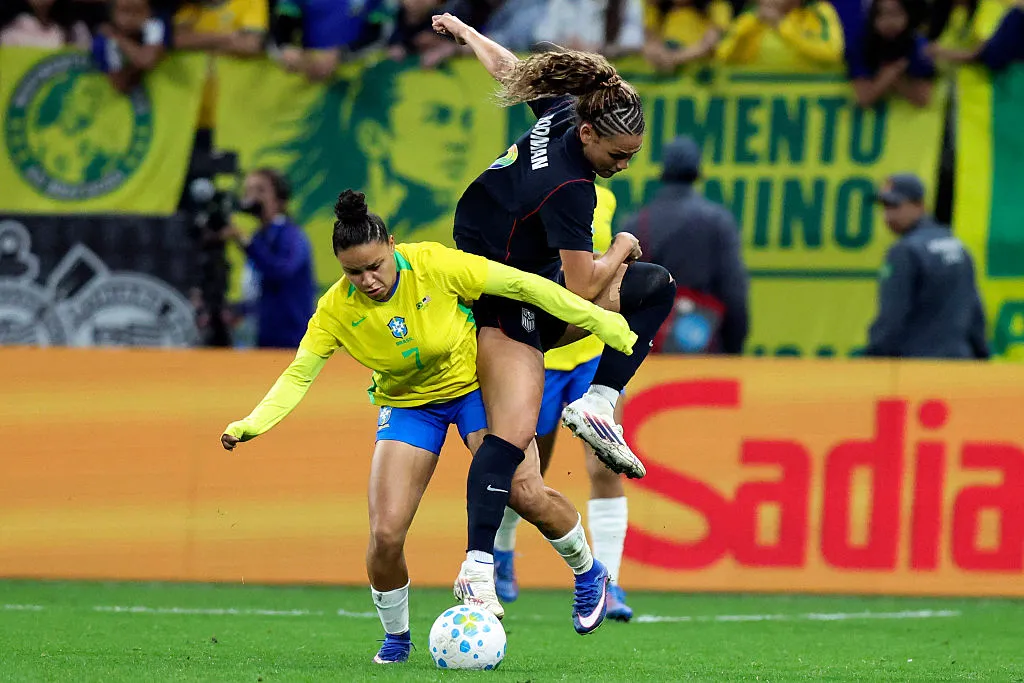 Dudinha sofreu uma lesão de LCA. (Photo by Alexandre Schneider/Getty Images)