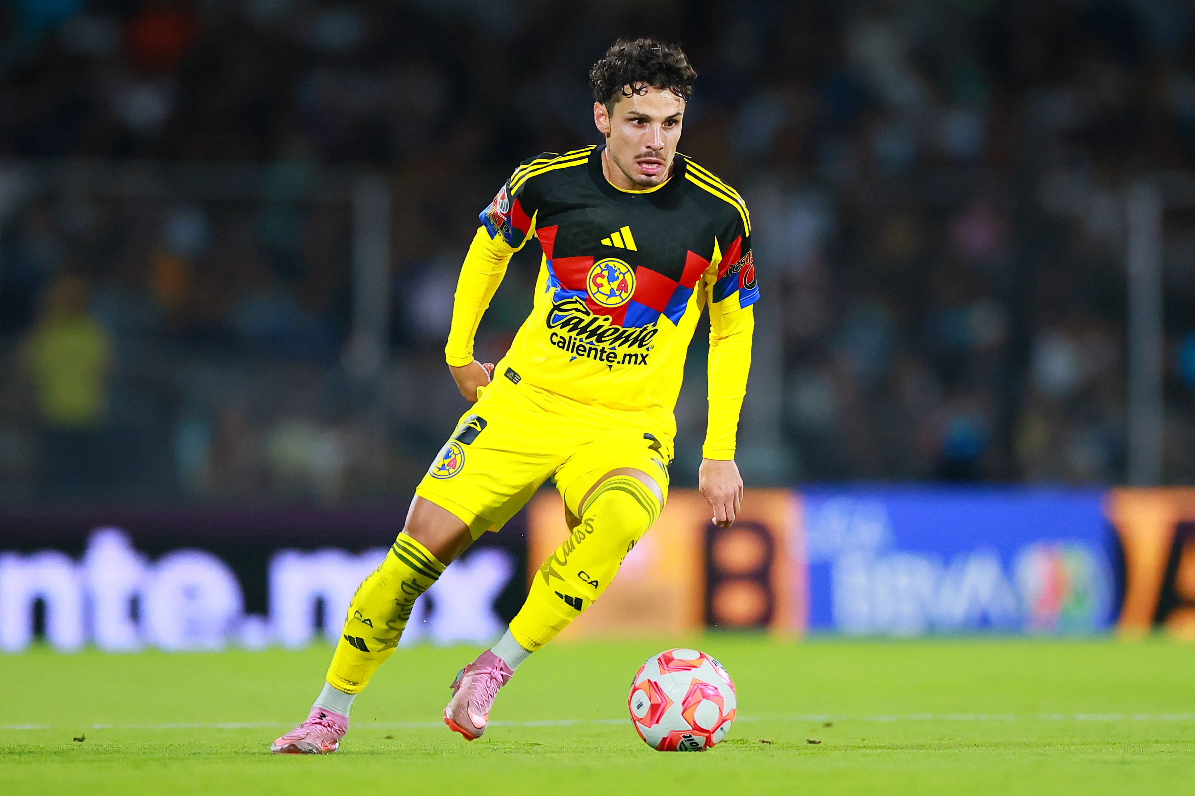 Raphael Veiga em ação pelo América (Foto: Manuel Velasquez/Getty Images)