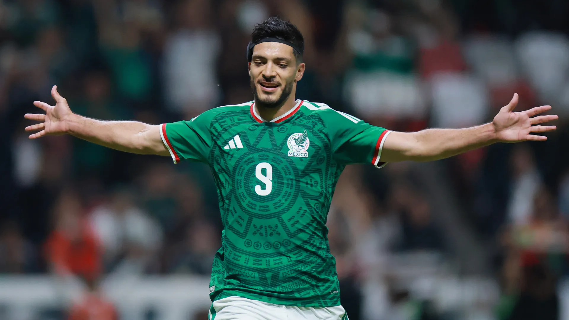 Raul Jiménez comemora gol pelo México