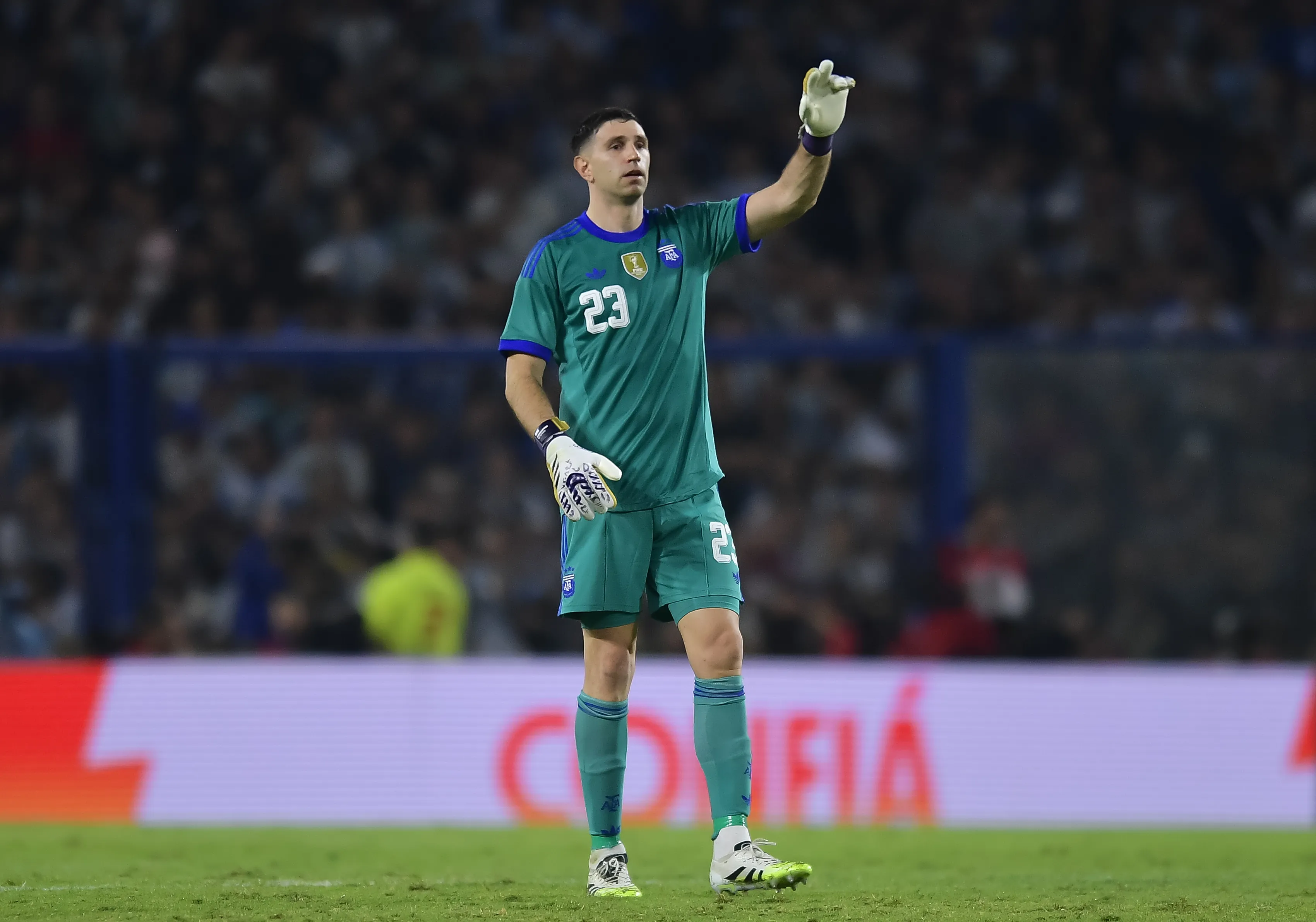 Dibu Martínez em campo pela Argentina (Foto: Marcelo Endelli/Getty Images)