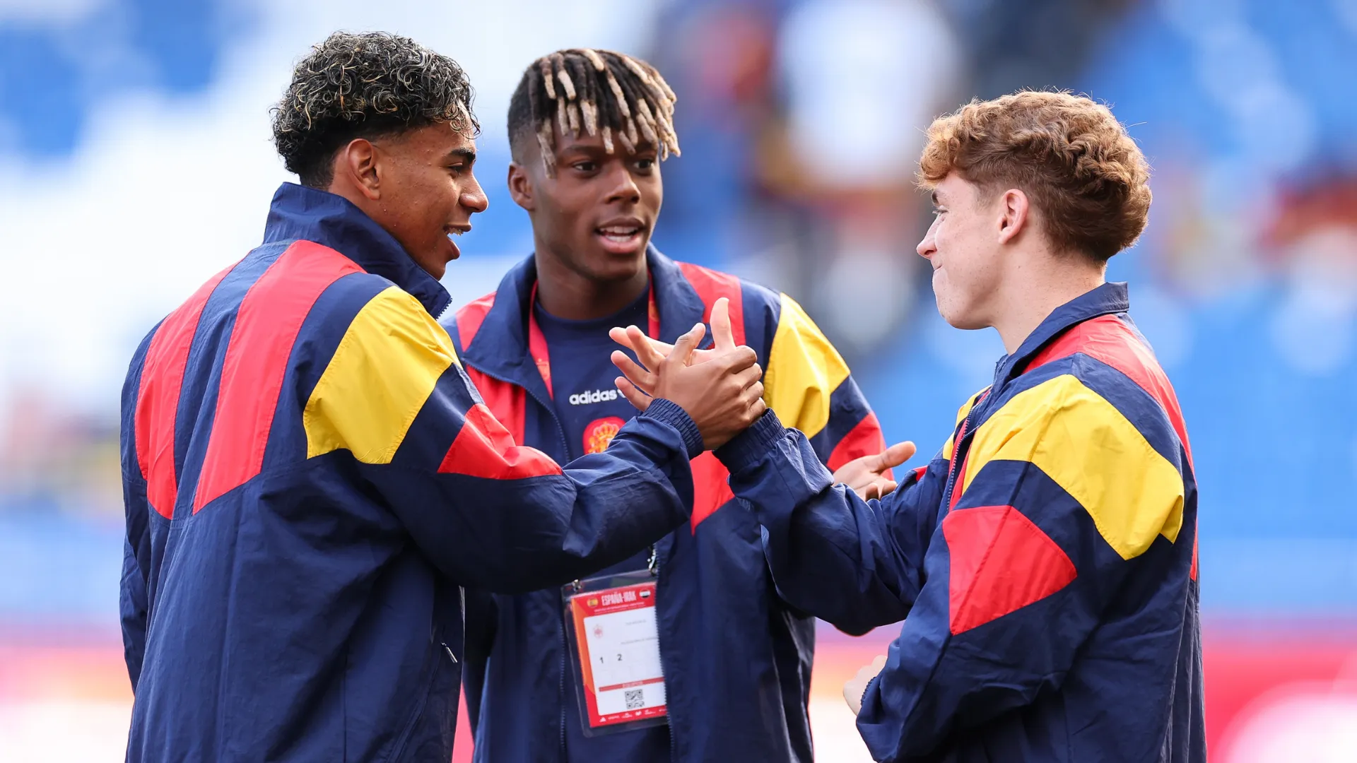 Lamine Yamal, Nico Williams e Víctor Muñoz antes de jogo da Espanha