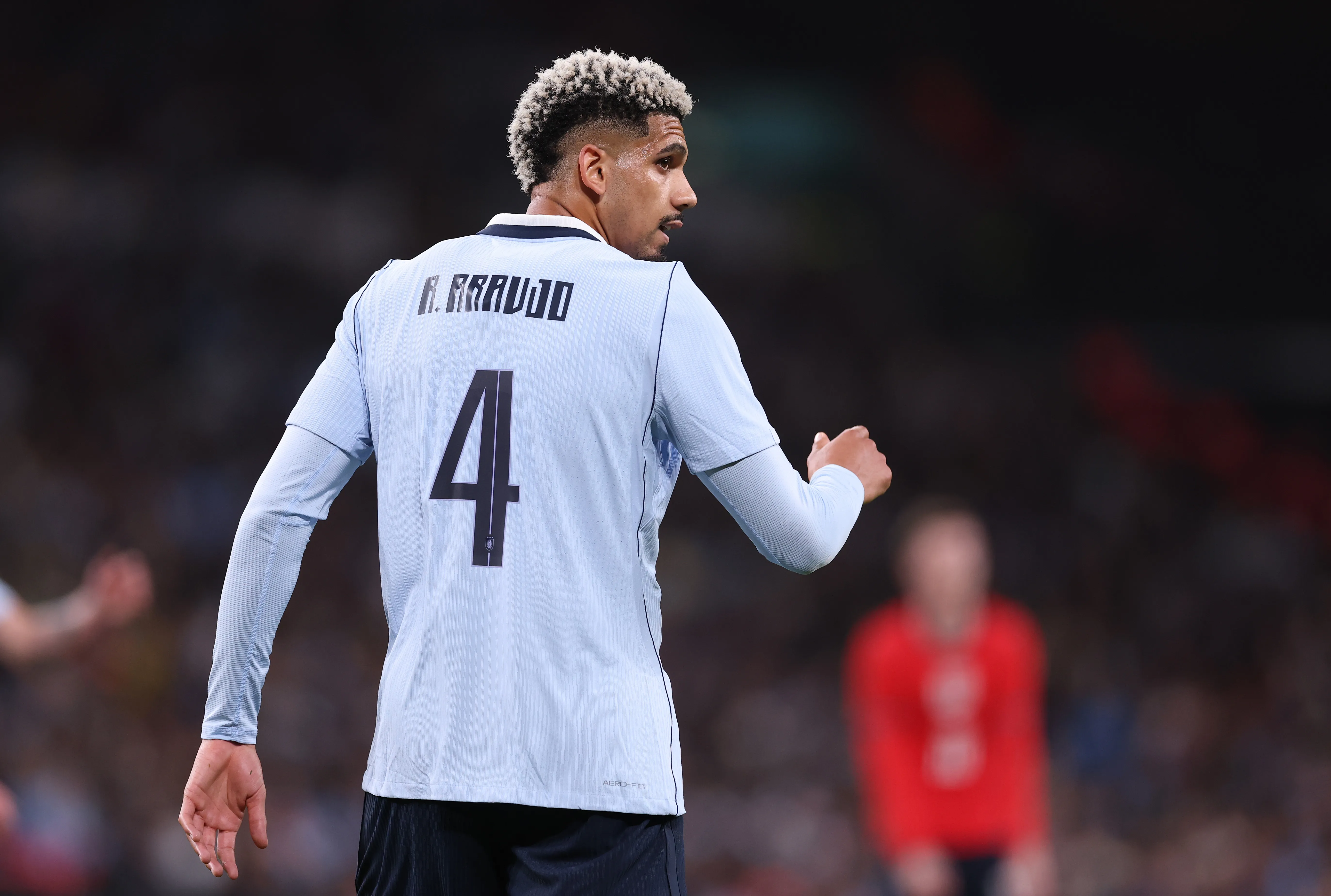 Ronald Araújo em campo pelo Uruguai (Foto: Ryan Pierse/Getty Images)