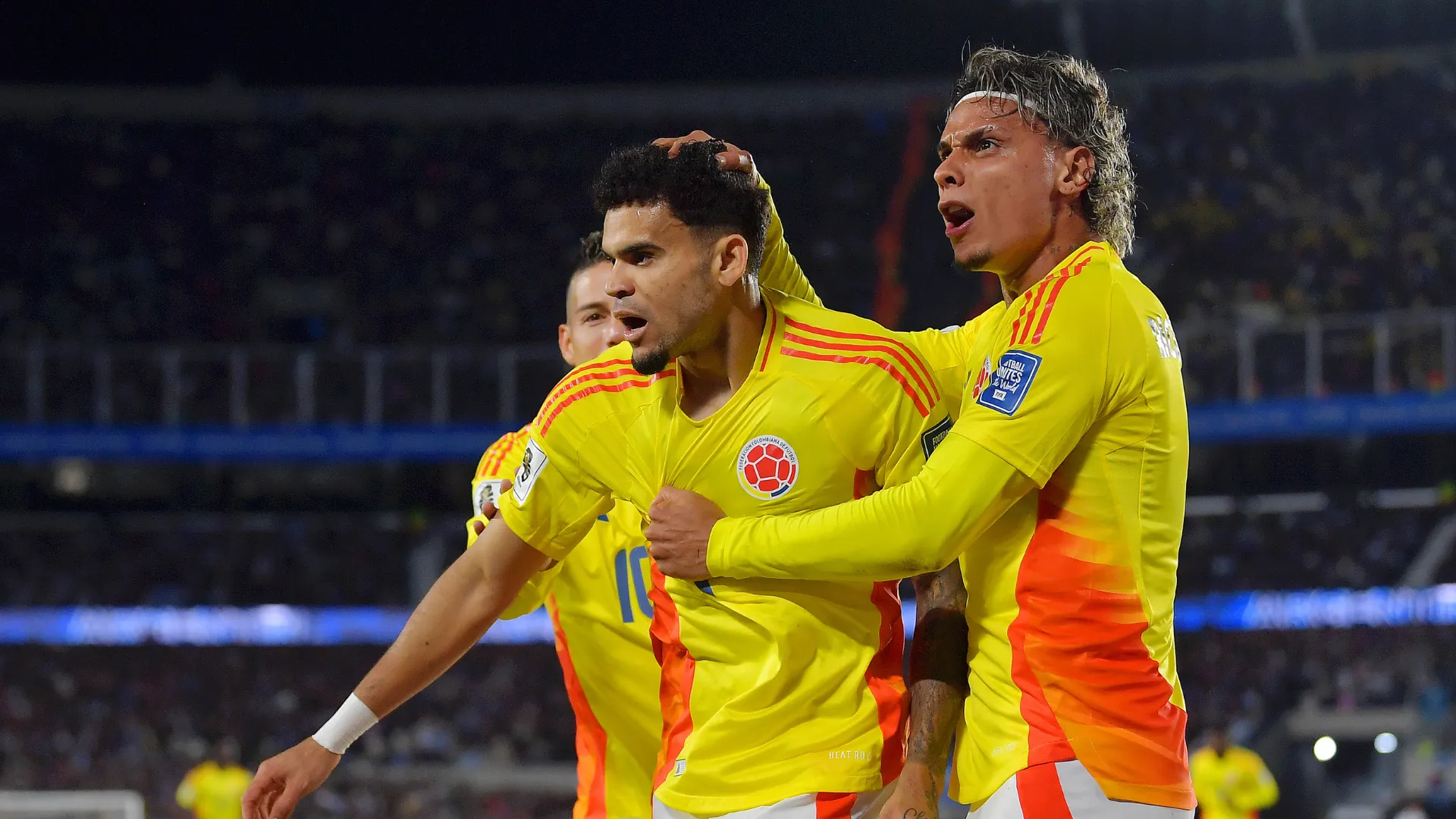 James Rodríguez, Richard Ríos e Luis Díaz comemorando gol pela Colômbia