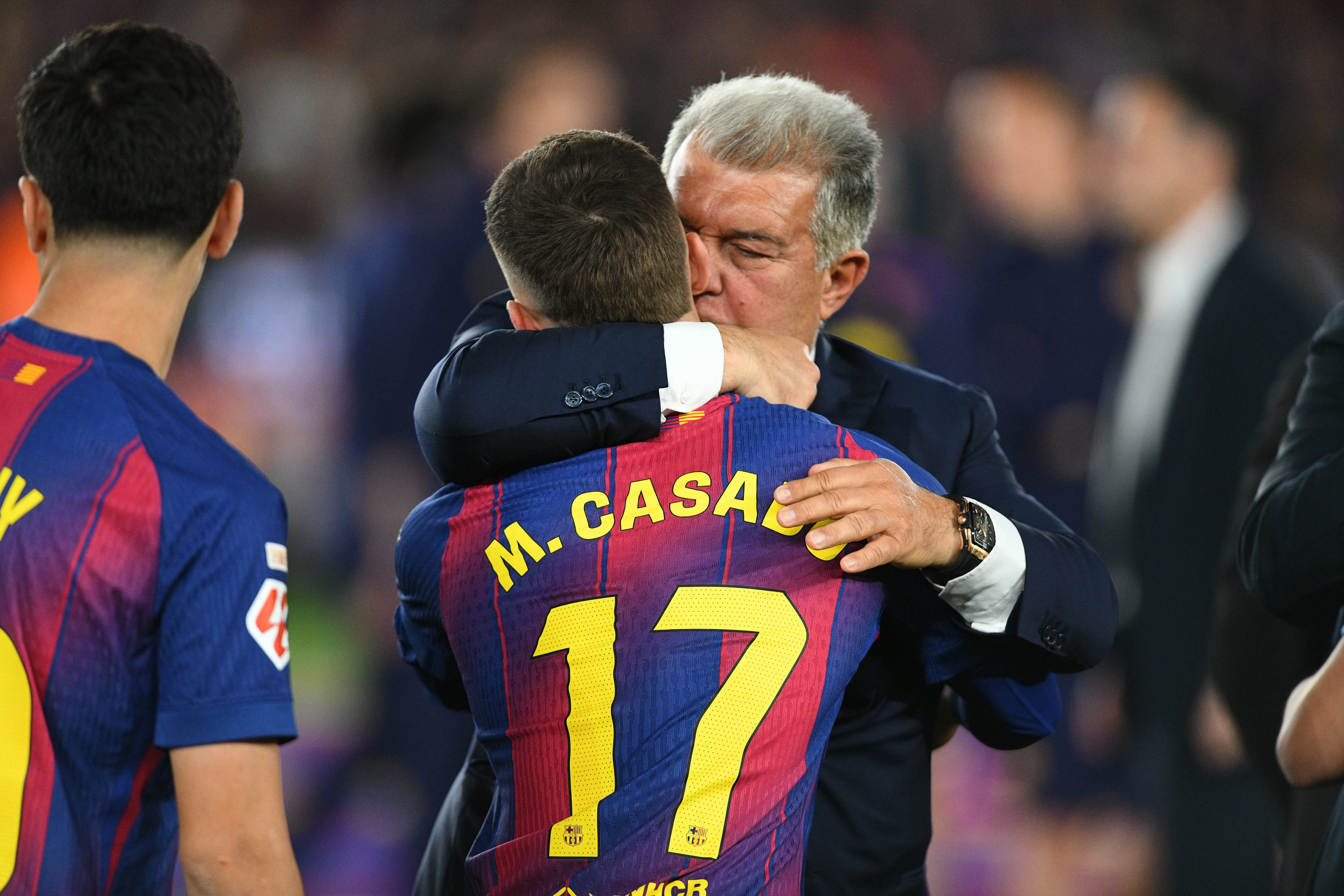 Presidente Joan Laporta abraça Marc Casadó, jovem que deve deixar o Barcelona. Foto: IMAGO / Sergio Ros