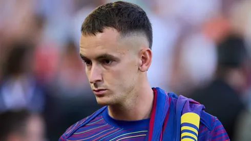 Marc Casadó, do Barcelona, observa antes da partida LaLiga EA. Foto: IMAGO / Photo Players Images