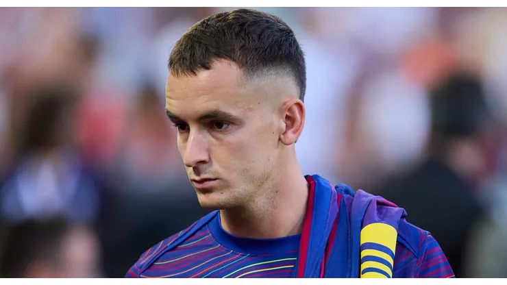 Marc Casadó, do Barcelona, observa antes da partida LaLiga EA. Foto: IMAGO / Photo Players Images