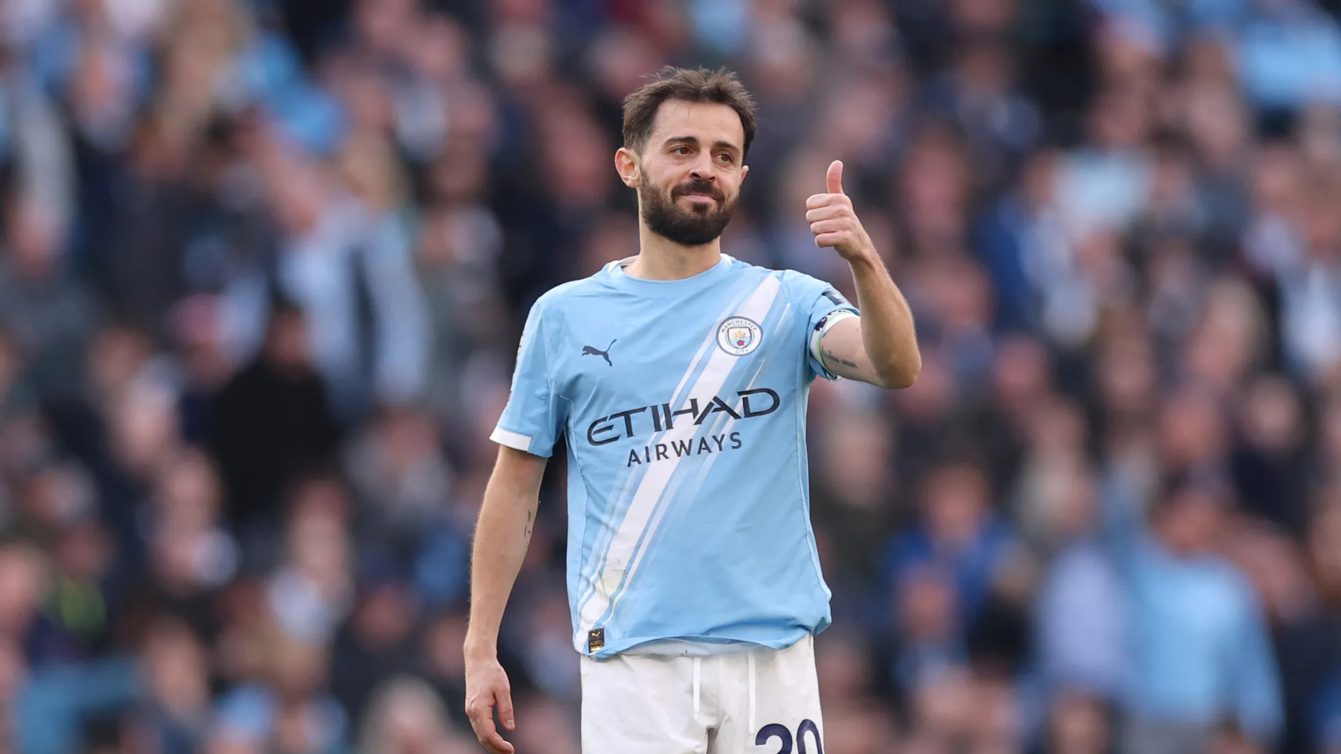 Bernardo Silva faz sinal de