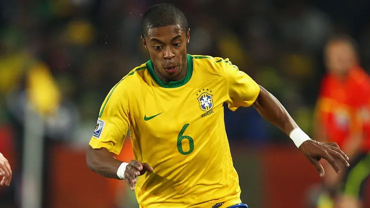 Michel Bastos em campo pela Seleção Brasileira. Foto: Richard Heathcote/Getty Images