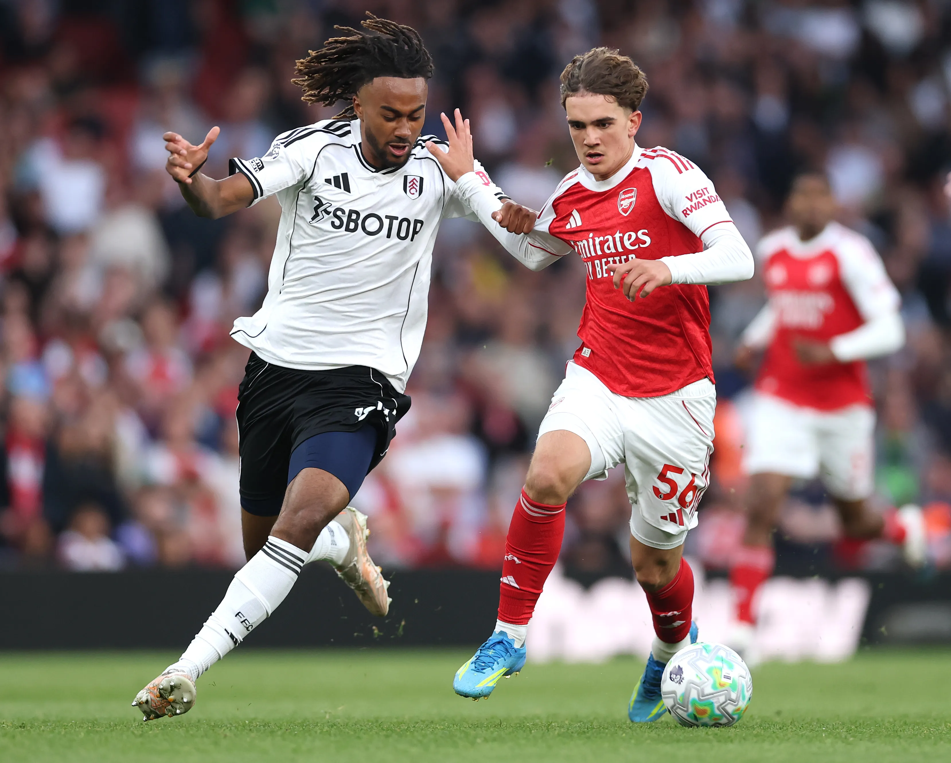 Jonah Kusi-Asare, do Fulham, durante partida da Premier League. Foto: Alex Pantling/Getty Images