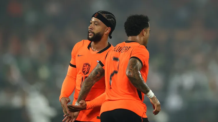 Depay em jogo da Seleção da Holanda (Dean Mouhtaropoulos/Getty Images)