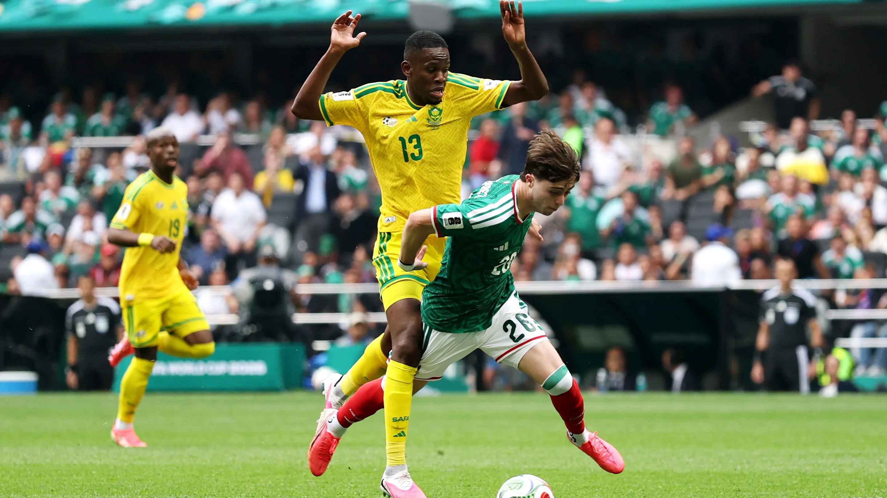 Falta que gerou a expulsão de Sithole. Foto: Luke Hales/Getty Images