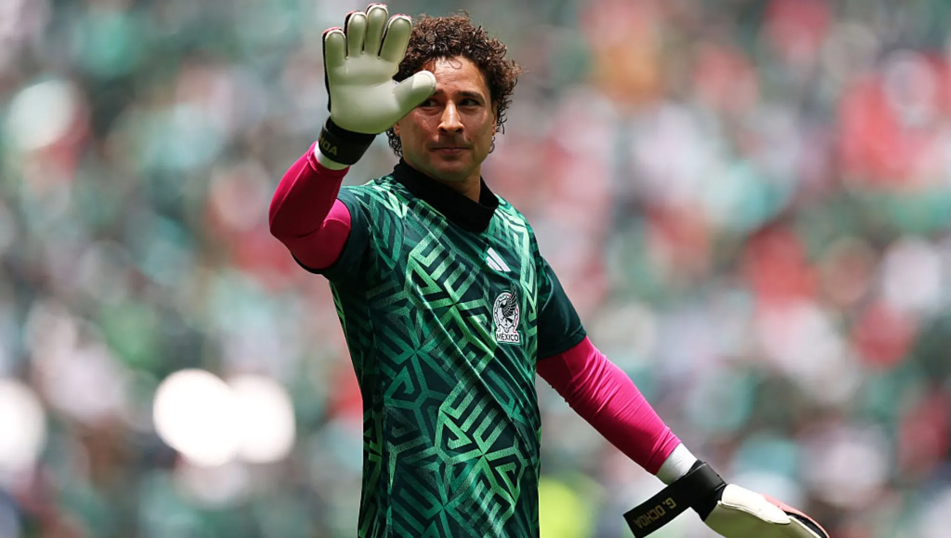 Ochoa durante aquecimento pela seleção do México