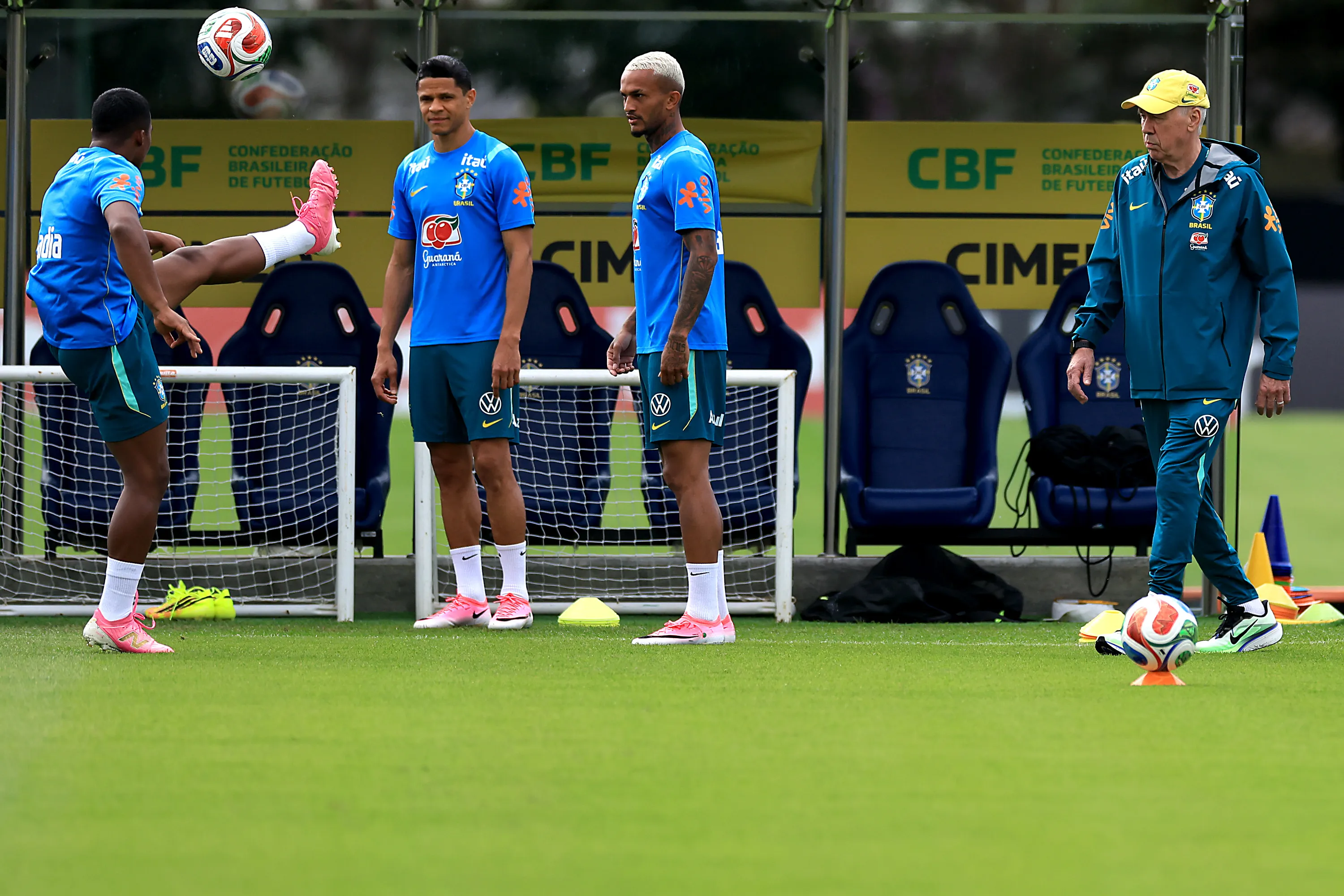 O técnico Carlo Ancelotti durante treino da Seleção Brasileira. Foto: Buda Mendes/Getty Images
