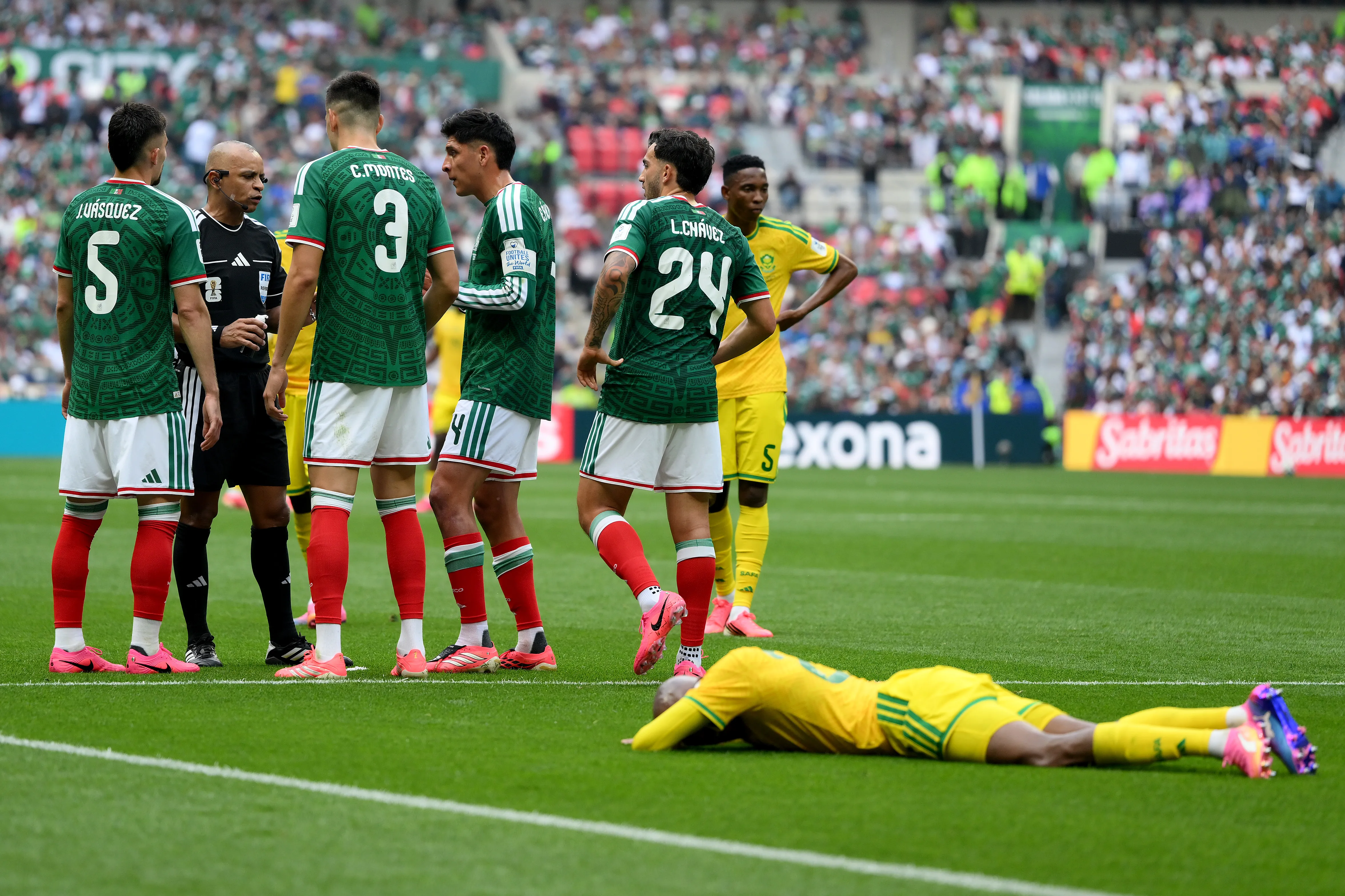 Wilton Pereira Sampaio em México x África do Sul. (Foto: David Ramos/Getty Images)