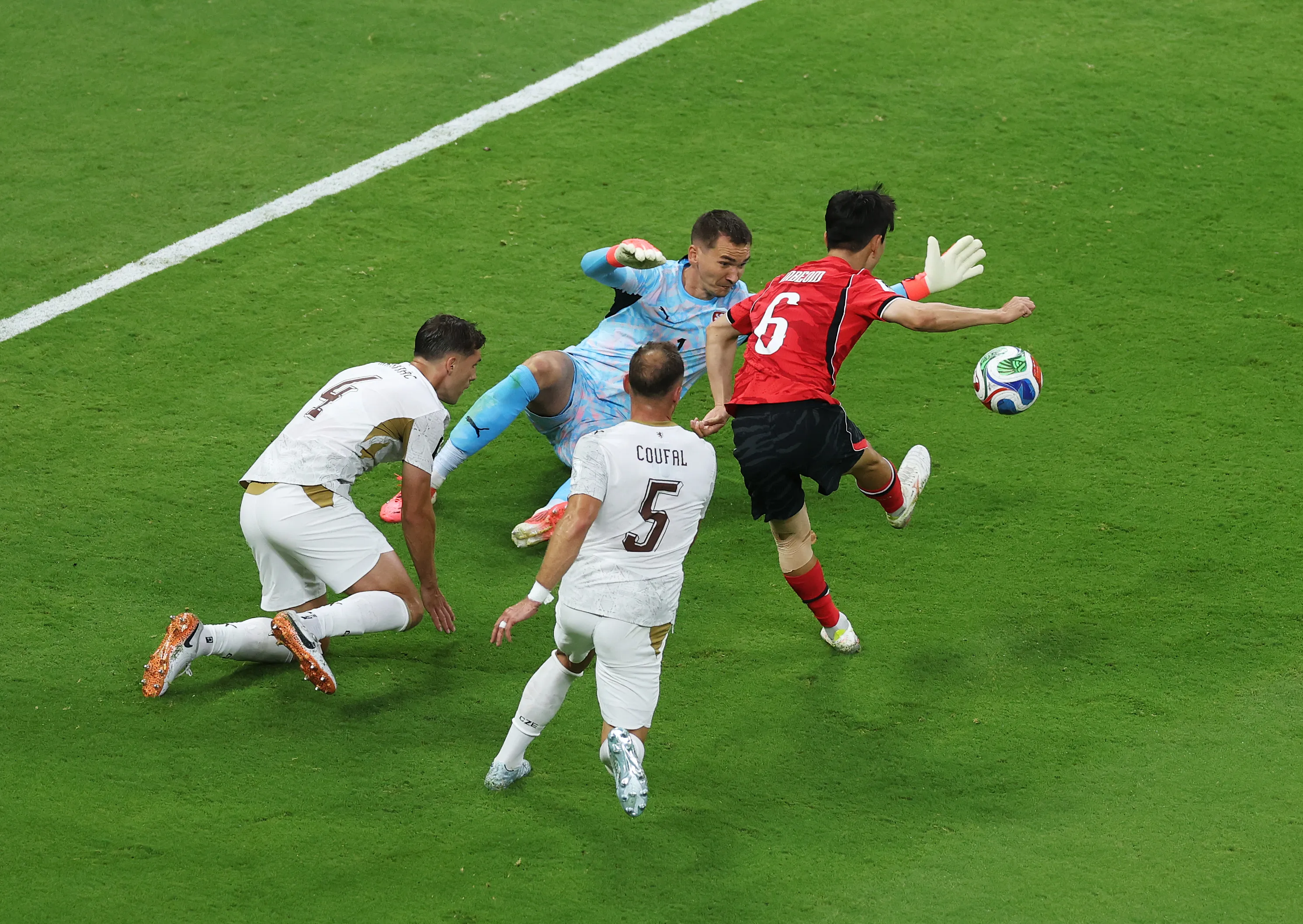 Coreia do Sul empatou o jogo com um golaço no México. (Photo by Lars Baron/Getty Images)