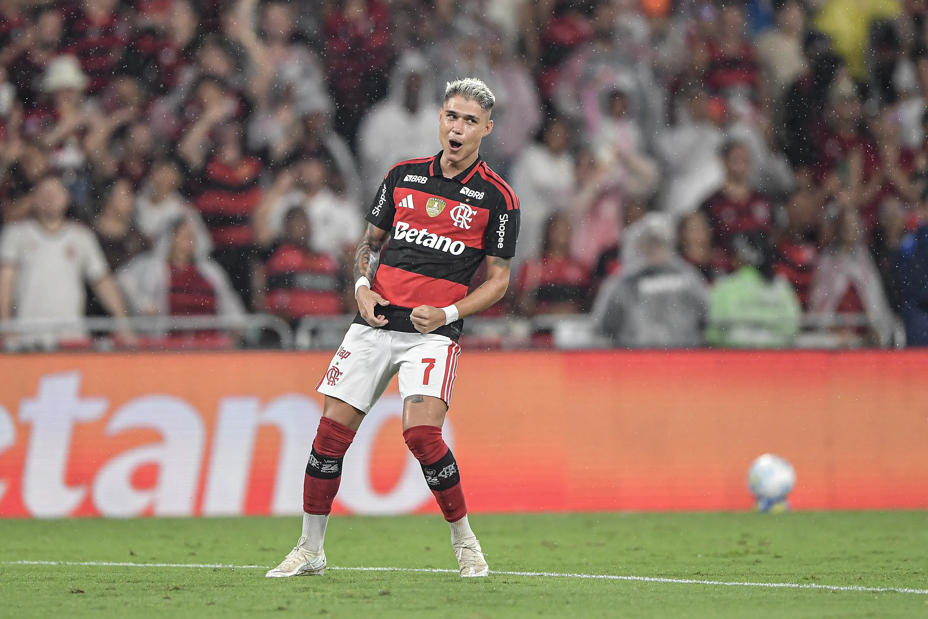 Luiz Araújo comemorando um gol pelo Flamengo. Foto: Thiago Ribeiro/AGIF