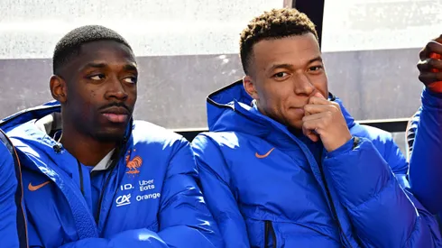 Dembélé e Mbappé, no banco de reservas. Foto: IMAGO / PRESSE SPORTS