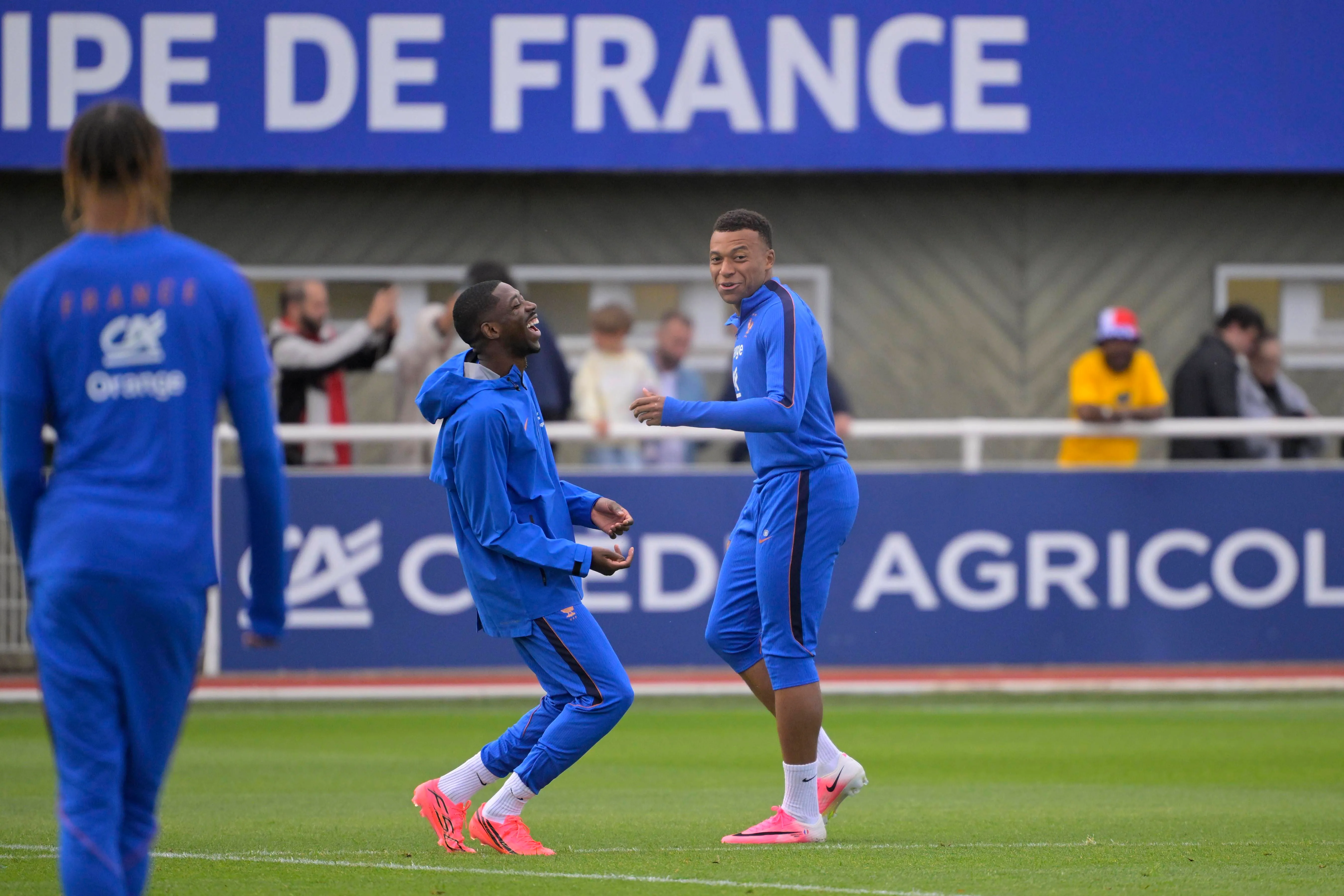 Mbappé e Dembélé durante o treino pela França. Foto: IMAGO / PRESSE SPORTS