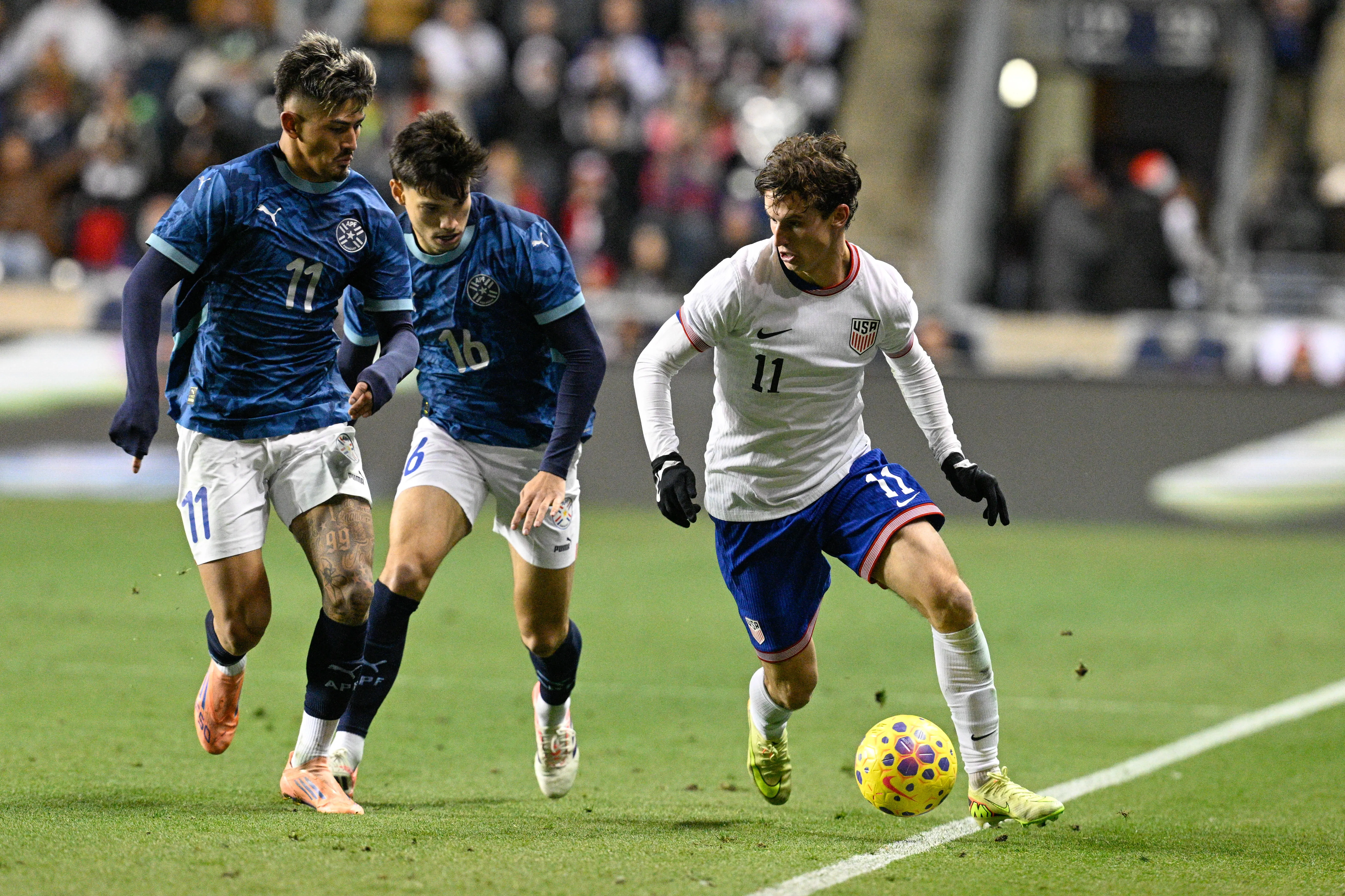 O meio-campista dos Estados Unidos, Brenden Aaronson 11, durante o amistoso internacional entre Paraguai, em novembro de 2025. Foto: IMAGO / Icon Sportswire