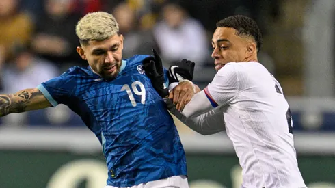 O atacante paraguaio Gabriel Ávalos e o zagueiro americano Sergino Dest, em amistoso em 2025. Foto: IMAGO / Icon Sportswire