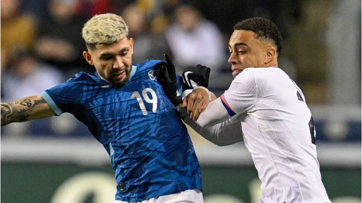 O atacante paraguaio Gabriel Ávalos e o zagueiro americano Sergino Dest, em amistoso em 2025. Foto: IMAGO / Icon Sportswire