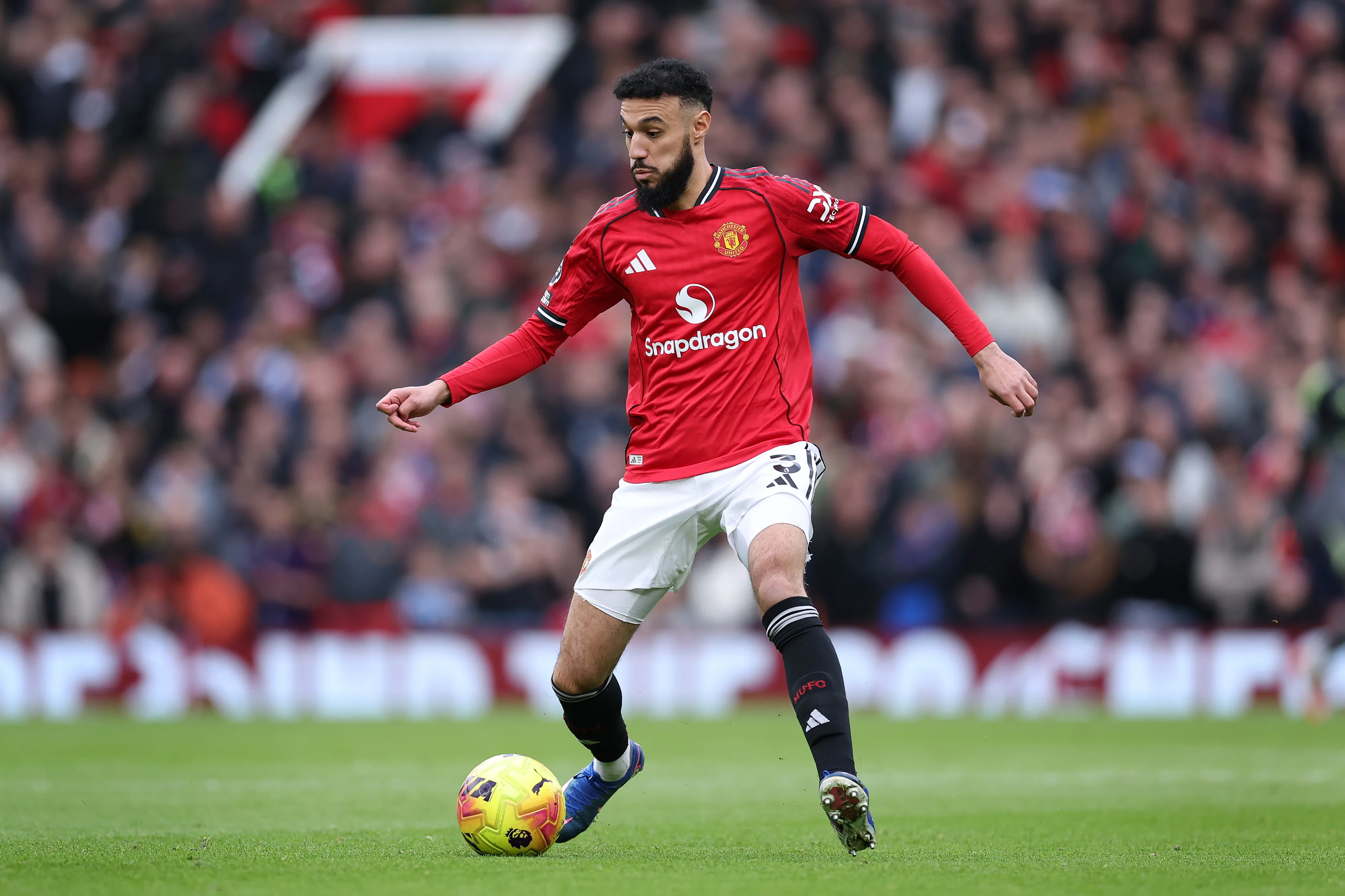 Mazraoui em campo pelo Manchester United (Foto: Alex Livesey/Getty Images)