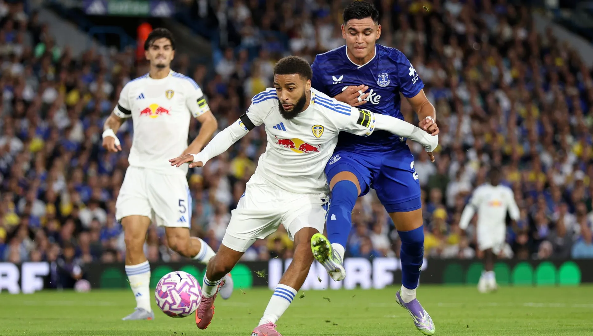 Charly Alcaraz, do Everton, durante partida da Premier League. Foto: George Wood/Getty Images